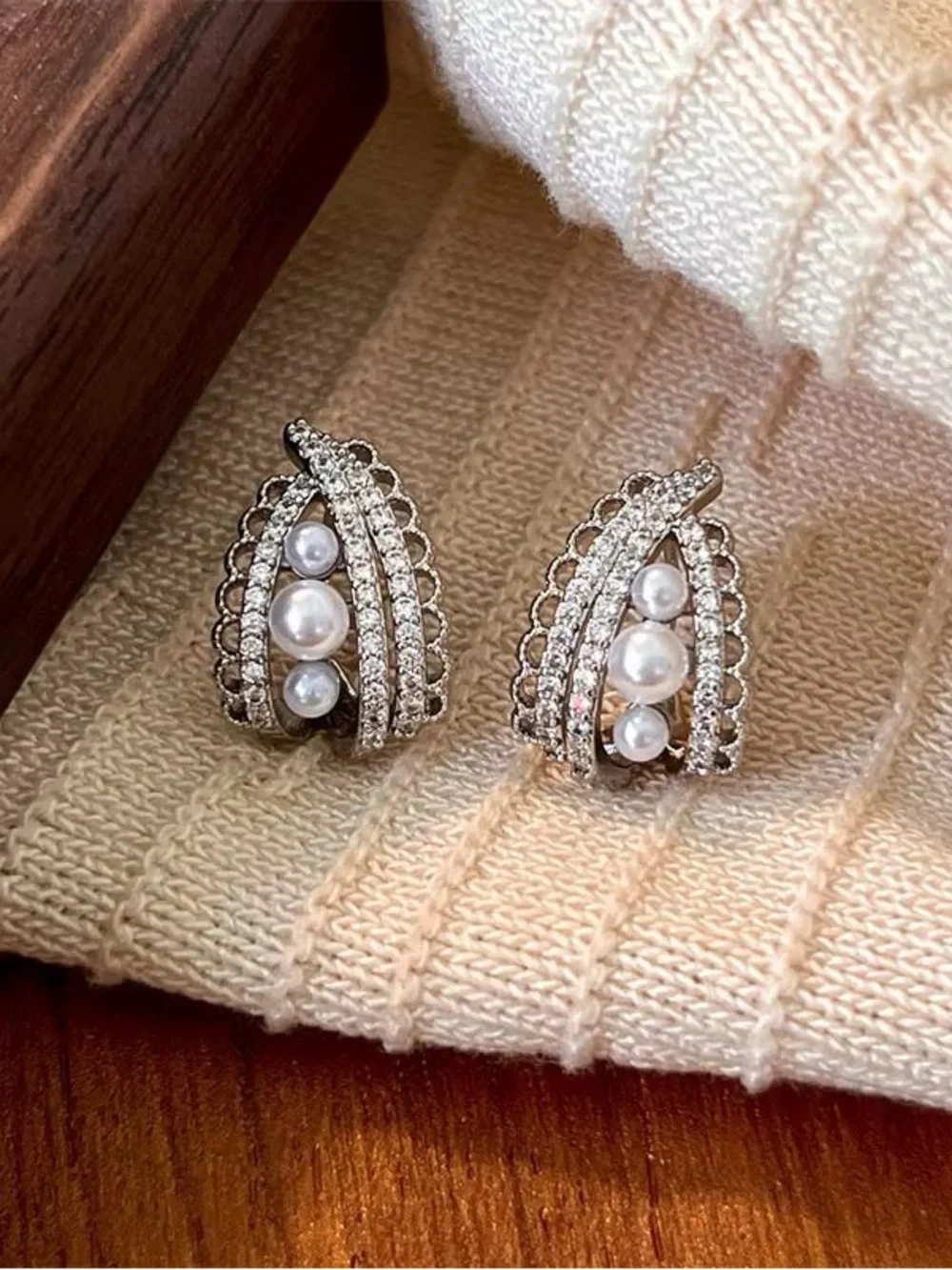 *** High Quality Gold Pearl Cluster Stud Earrings - Elegant Women Jewelry